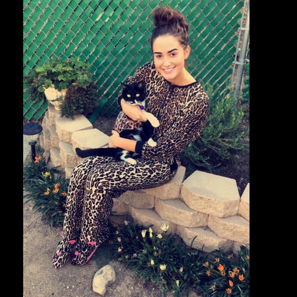 Hi I’m Alexis! 👋🏽 & this is Nikitas’ Closet 😸 - Picture 5 of 5